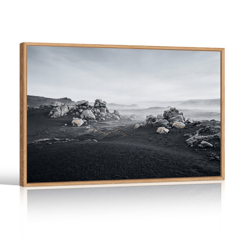 Toile murale représentant un paysage rocheux brumeux avec des accents dorés, 32"H x 48"W