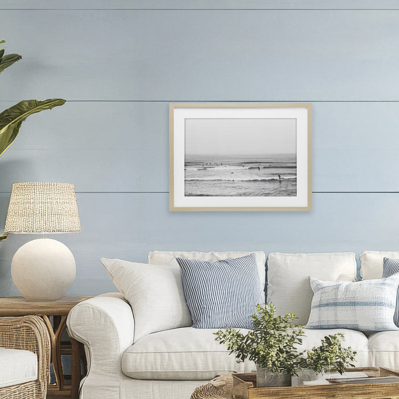 Surfers Riding Waves, reproduction encadrée monochrome sous verre, conception de Sissi et Seb, H 17 po x l 23 po