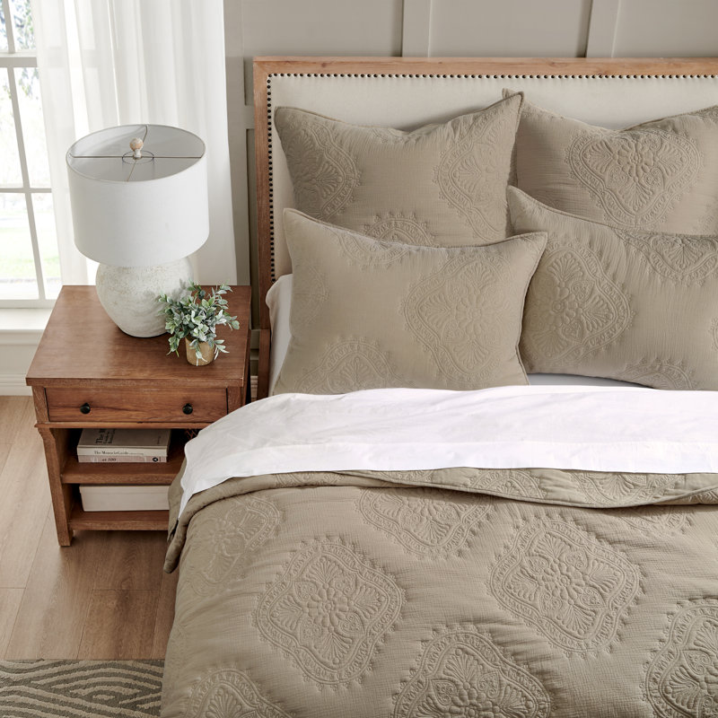 Ensemble de courtepointe taupe mousseline très grand, Courtepointe très grand + 2 taies décoratives