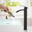 Robinet de salle de bain noir à poignée simple - Conception géométrique et facile à nettoyer pour les lavabos commerciaux en alliage d'aluminium de conception moderne-121697294