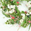 Couronne de porte artificielle 24 po avec fleurs en grappe de lierre