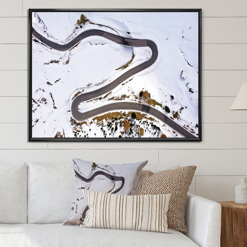Vue aérienne de Windy Road II - reproduction d'art sur toile traditionnelle, H 8 po x l 12 po x P 1 po, Cadre flottant noir