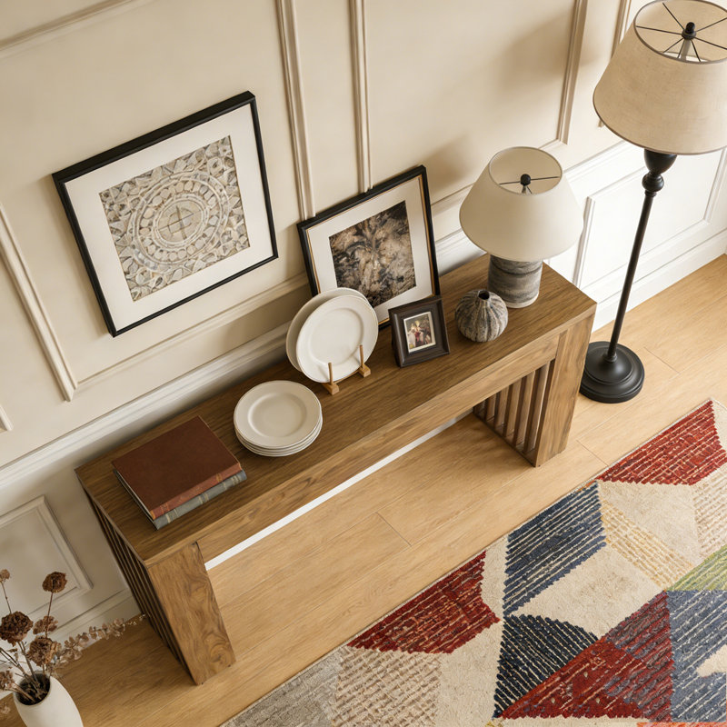 Console en bois avec canapé et table derrière le canapé