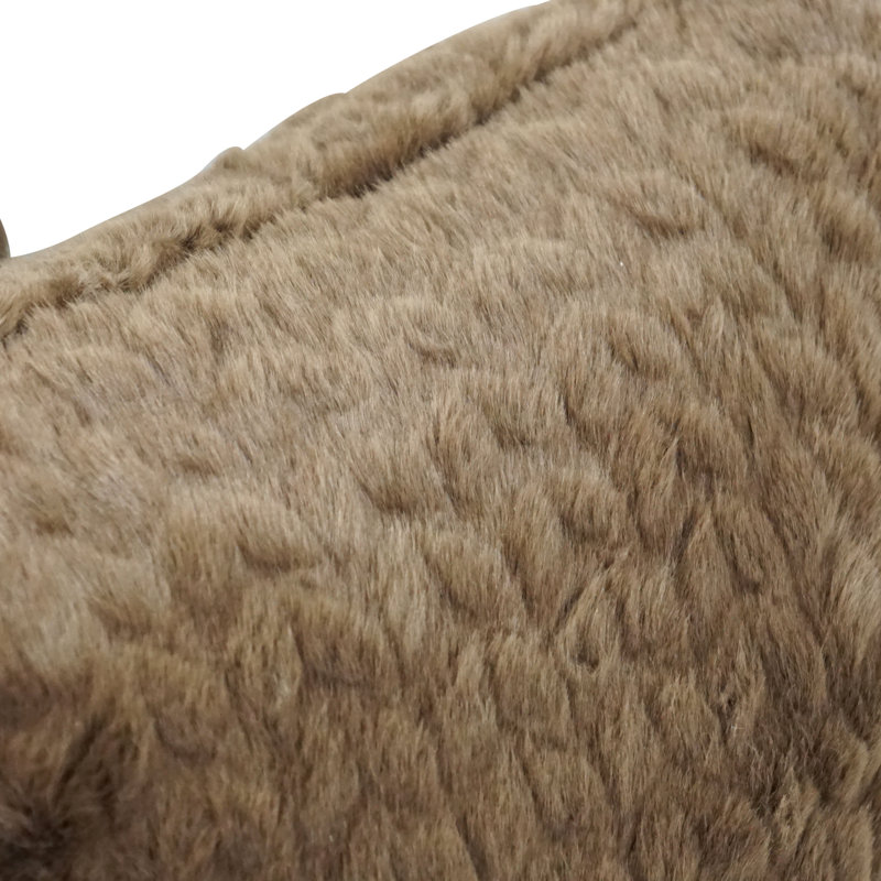Coussins en fourrure de polyester 17 pouces