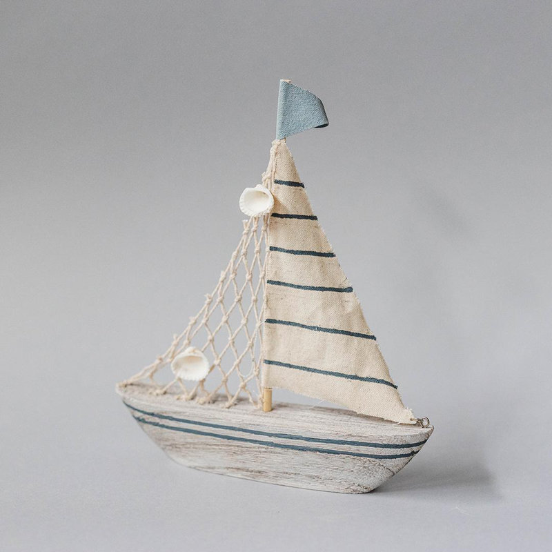 Figurine de voilier en bois