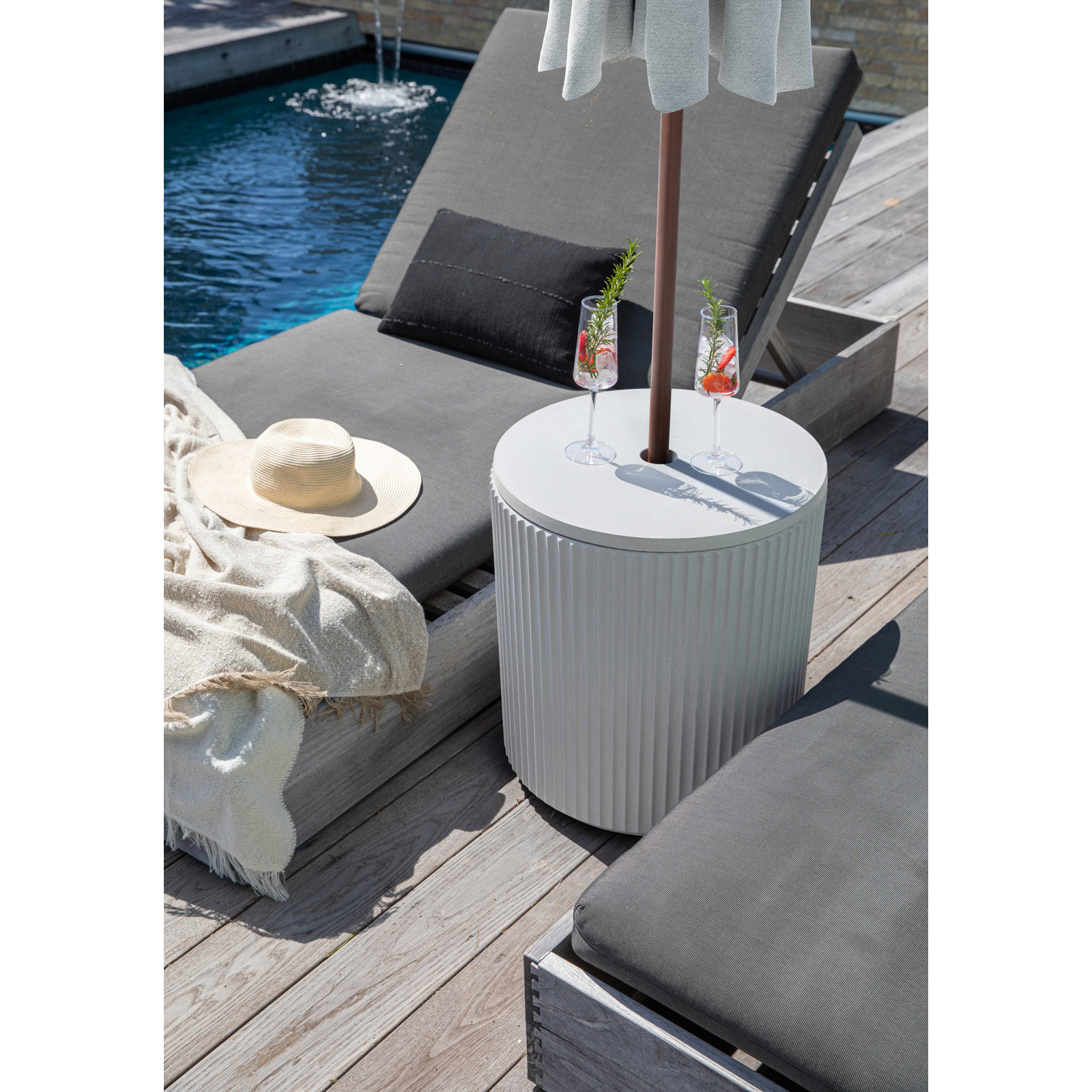 Veradek Demi 19" Patio Side Table, White