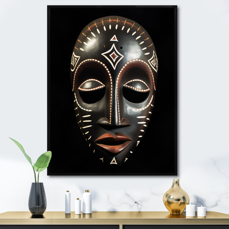 Masque ethnique traditionnel africain XIX, Cadre flottant noir, H 40 po x l 30 po x P 1,5 po