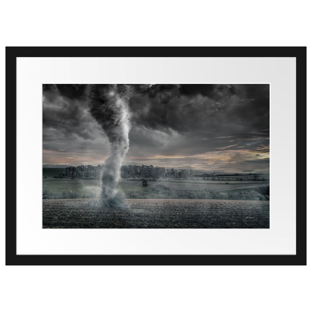 Gerahmtes Poster Schwarzer Tornado auf dem Feld