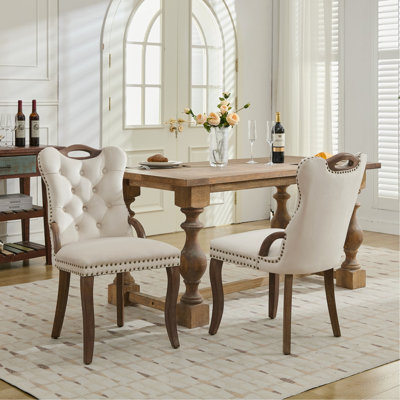 Chaise de salle à manger en velours avec garniture touffetée à la main, poignées en bois massif sur le dessus et les côtés, décoration cloutée en cuivre rétro, pieds en bois massif courbés, ensemble élégant de 2, beige