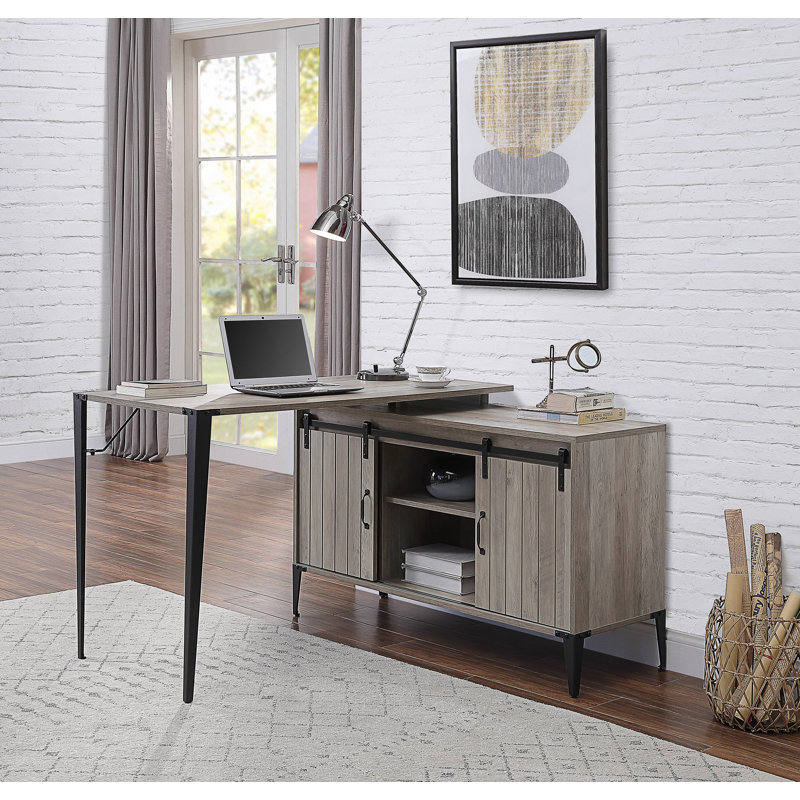Bureau d'écriture en L avec rangement pour porte de grange coulissante et gestion des câbles pour une utilisation efficace au bureau à domicile.