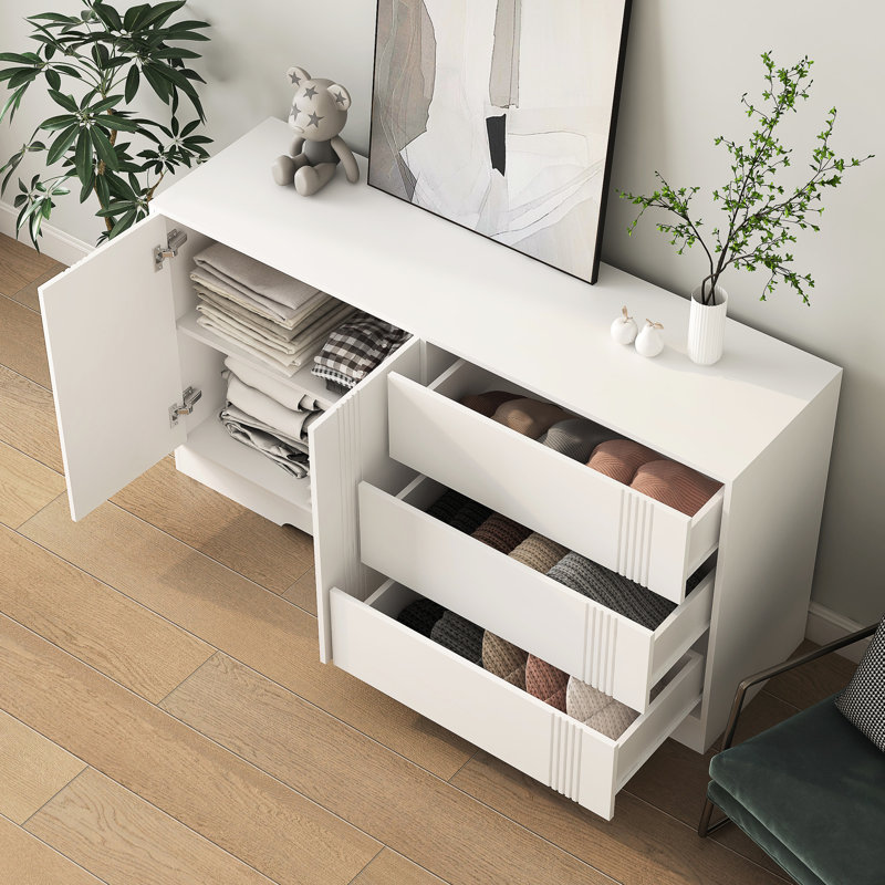 Armoire de cuisine blanche - beaucoup d'espace pour ranger des articles