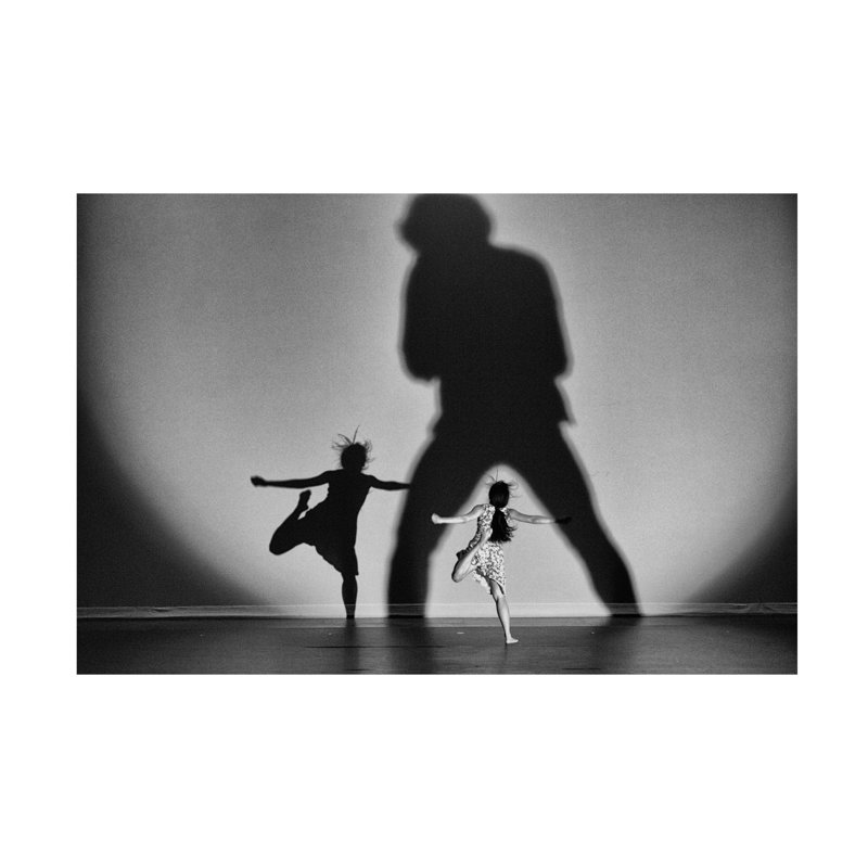 Art sur toile «bolologiste», chanteur et danseurs, H 22 po x l 32 po