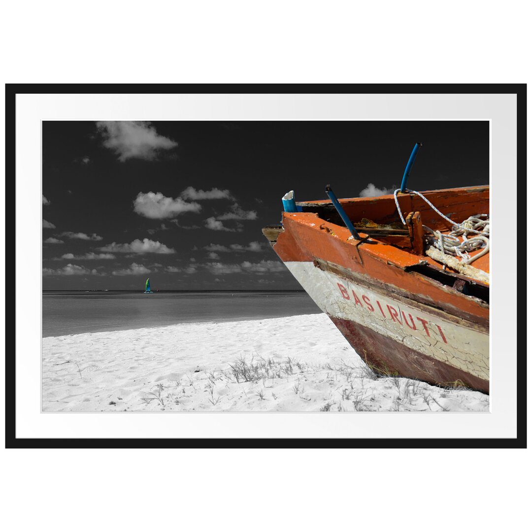 Gerahmtes Poster Beeindruckendes Boot am Strand