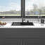 Évier de cuisine en composite de quartz avec conception à réduction de bruit et surface lisse non poreuse pour un nettoyage facile.