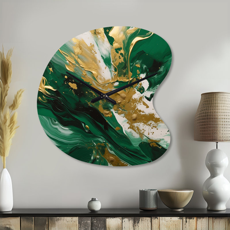 Vert et or Serene Cascade II - Horloge murale abstraite de forme unique en métal, impression d'horloge murale asymétrique moderne