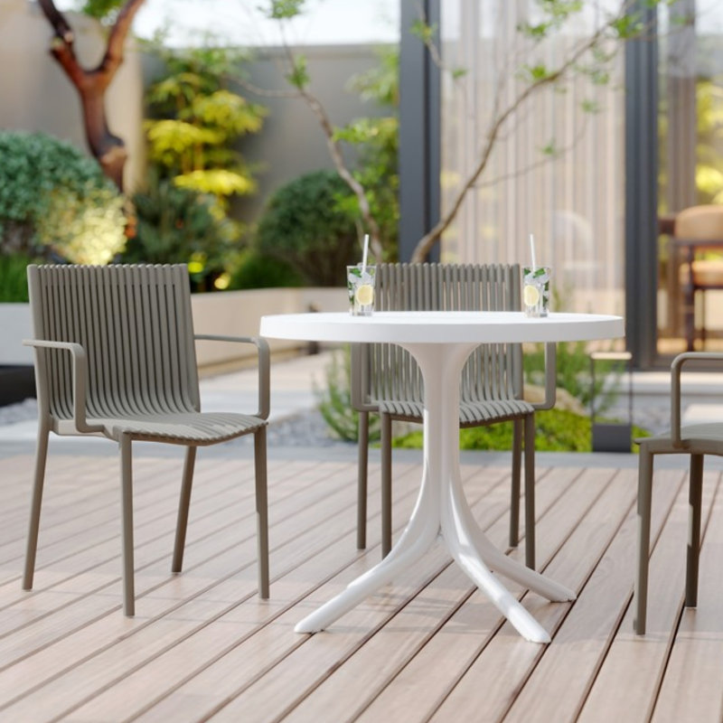4 pièces de fauteuils empilables en PP gris chaud et table ronde blanche de 36 pouces pour un usage intérieur / extérieur de haute qualité