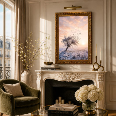 Toile givrée, arbre et oiseaux volant au-dessus d'un champ givré au coucher du soleil, art mural