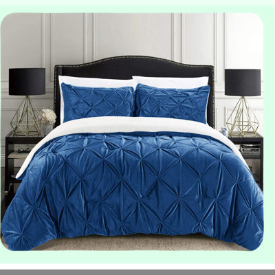 Luxury Sherpa Comforter Set - Queen Size 3-Piece Reversible Down Alternative Bedding. Plush, Cozy, and Breathable Fabric for Ultimate Comfort.