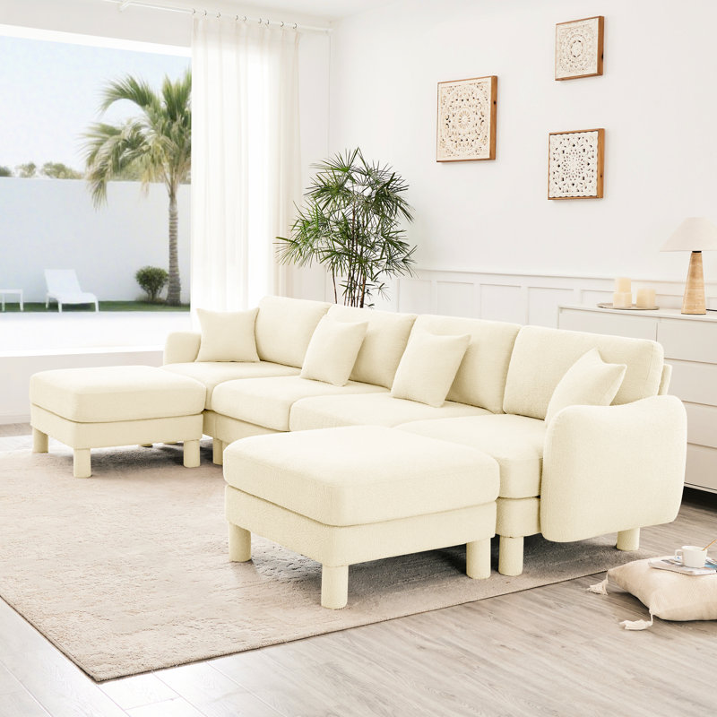 Canapé modulaire en U à 4 places avec revêtement capitonné beige, pieds cylindriques et 2 repose-pieds mobiles pour des rassemblements décontractés. Forme de tissu élégamment courbée et confortable