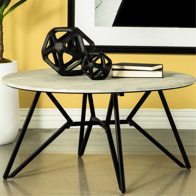 Table basse ronde avec des éléments en bronze et en ciment, des pieds en épingle à cheveux élégants pour une esthétique de style urbain Mid-Century, 18 pouces de haut, 36 pouces de profondeur, esthétique moderne, attrait élégant, 36 x 36 x 18