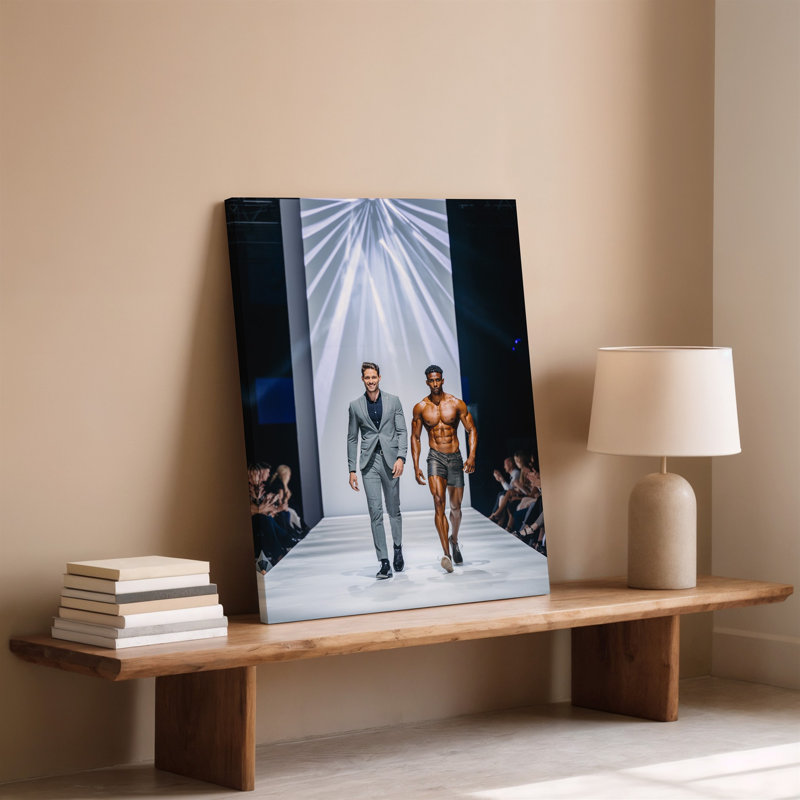 Toile, une scène de mode dynamique mettant en vedette deux mannequins qui marchent côte à côte, un dans un costume gris et pour un art mural moderne sur toile