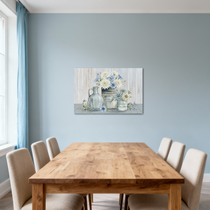 Arrangement floral de plantes et de fleurs avec vases et fond en bois, H 12 po x l 18 po