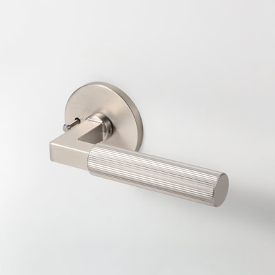 Poignée de porte intérieure Mila en nickel satiné moderne avec rosette ronde et vis dissimulées