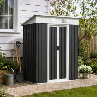 Abri de jardin gris de 177 cm de haut avec porte coulissante et toit pentagonal, idéal pour ranger vos outils sur votre terrasse ou patio extérieur.