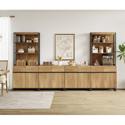 Buffet moderne avec 3 niveaux et 4 armoires, buffet en bois avec tablettes réglables et pieds en métal noir pour la salle à manger ou la cuisine