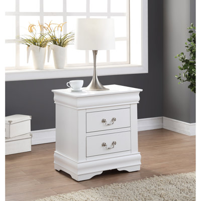 Table de chevet moderne blanche : une option attrayante avec des tiroirs spacieux et des détails élégants.