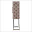 Armoire d'appoint autoportante avec extérieur à motif et détails en flanelle, parfaite pour le rangement et le style de chambre à coucher moderne.