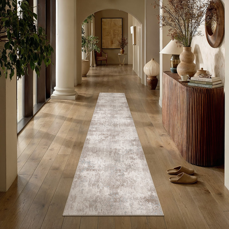 Tapis abstrait lavable à la machine avec envers antidérapant Elroy, 0.28", Beige, Tapis de couloir 2 pi x 8 pi