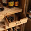 Armoire à vin 43 po en bois rustique avec portes sculptées géométriques, support à vin de 16 bouteilles pour la salle à manger
