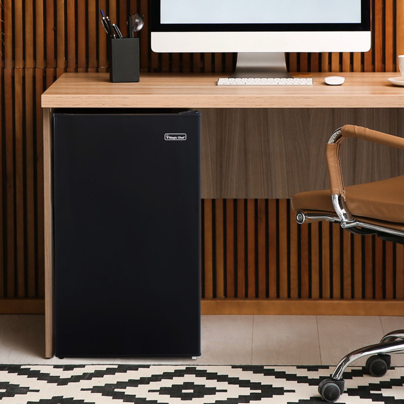 Magic Chef 4,4 pieds cubes Réfrigérateur avec congélateur, Noir