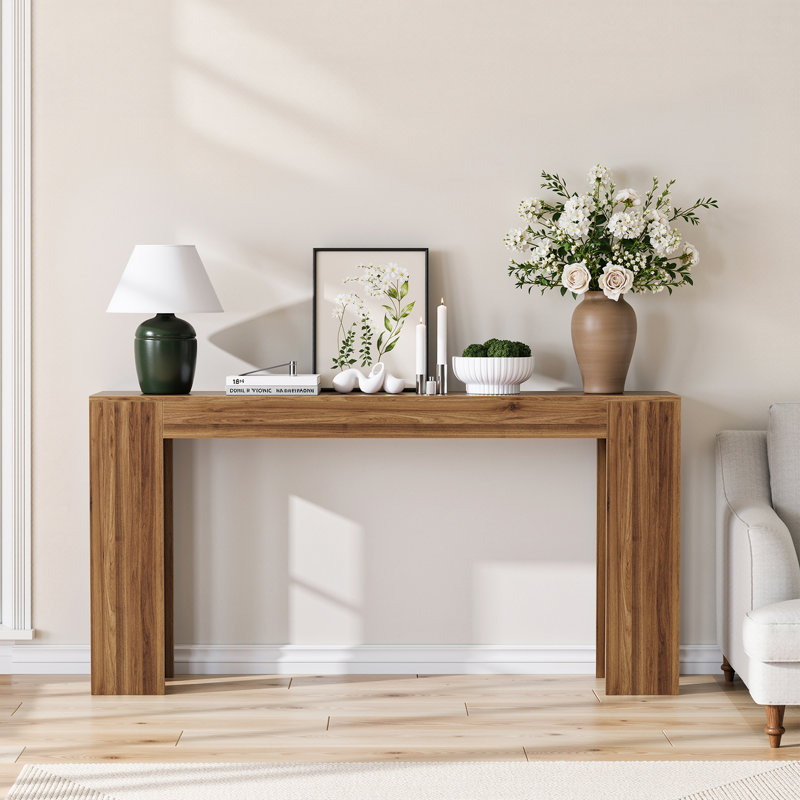 Canapé rustique et console rustique, panneau de fibres à densité moyenne en bois de noyer, décor de hall d'entrée spacieux