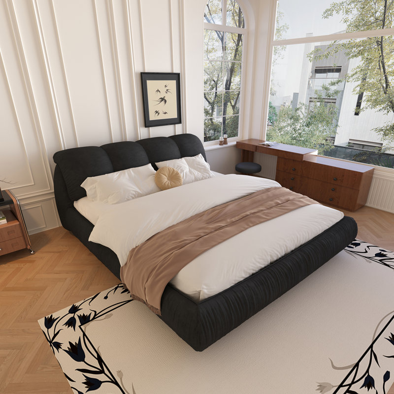 Grand lit plateforme tapissier avec dossier surdimensionné et structure en bois massif