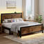 Cadre de lit rustique de grande taille avec tête de lit avec porte de grange, cadre de lit à DEL avec station de charge, cadres de lit en métal de plateforme industrielle, aucun sommier nécessaire, assemblage facile, blanc-509139303-509139297