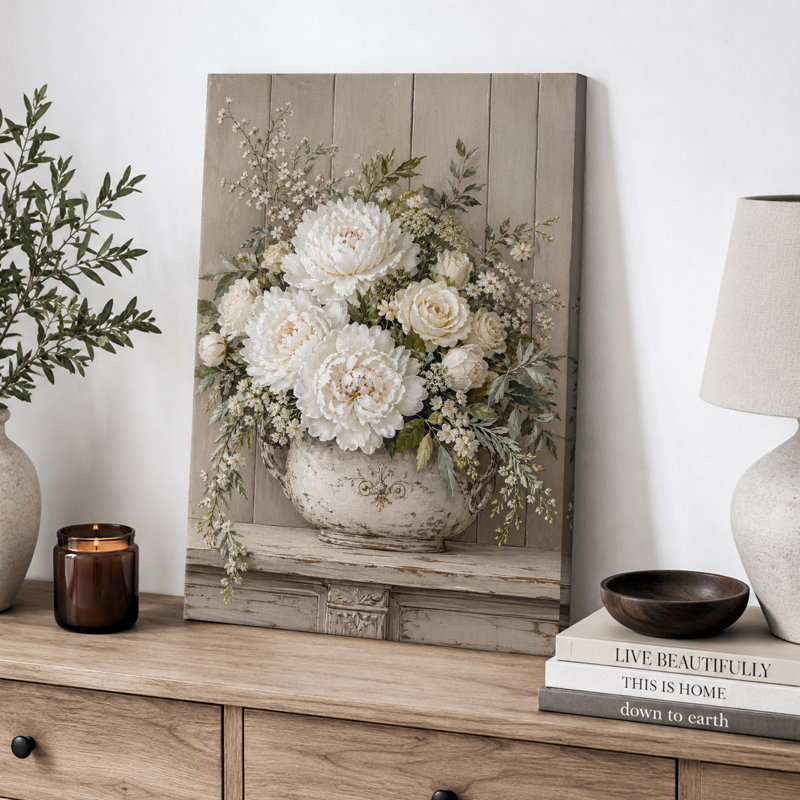 Œuvre crème pivoine crème dans une urne rustique, images de chambre à coucher, impression sur toile encadrée, Wrapped Canvas