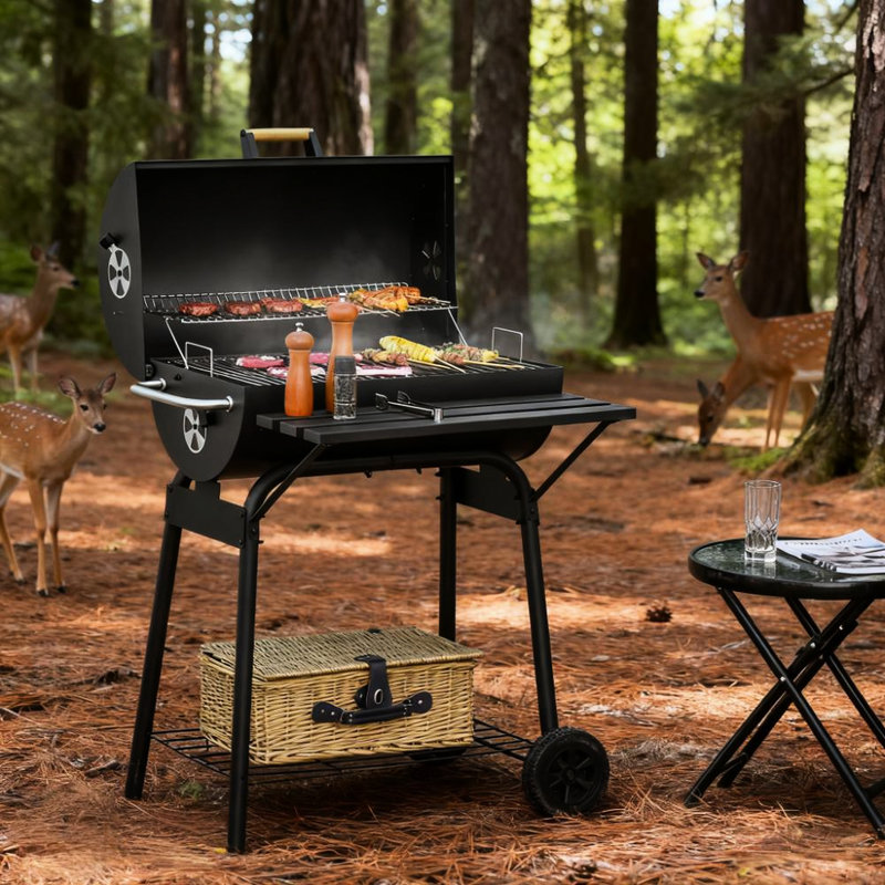 Barbecue au charbon portatif 30 po avec roulettes, larges grilles de cuisson, système de réglage de la casserole à 4 niveaux, couvercle intégré pour l'échaudure, bouches d'aération réglables, tablettes de rangement avant et inférieures, réglage du gril, côté