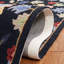 Tapis floral rouge / noir en laine / coton touffeté à la main Chelsea-244313339