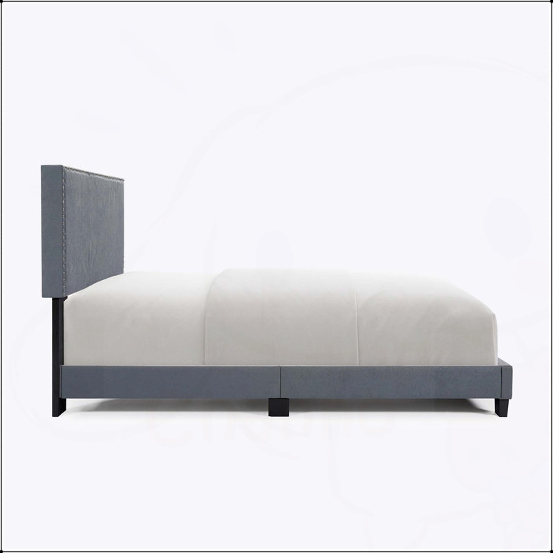 Lit plateforme tapissier en lin Luma avec structure robuste et garniture cloutée élégante pour les intérieurs modernes et glamour.