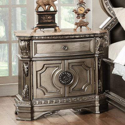 Table de chevet avec plateau en marbre, 1 tiroir et 2 portes en bois, finition argent antique, façade française doublée de feutre, arrêt, fermeture manuelle, rangement dans la chambre à coucher, peuplier argent massif, tiroir, façade, caractéristique, fermeture