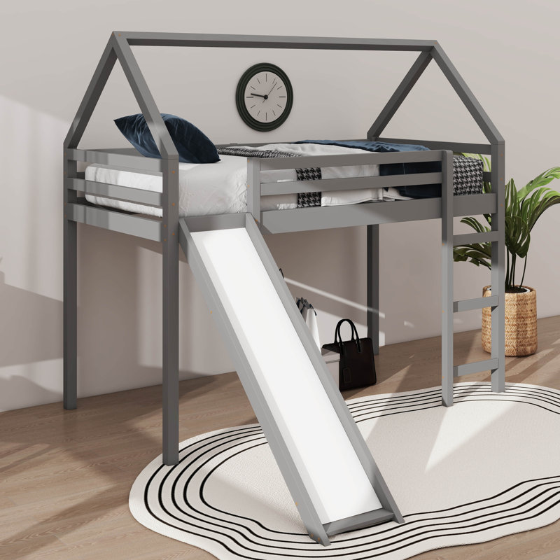 Lit simple mezzanine avec structure de lit en bois avec glissade et toit