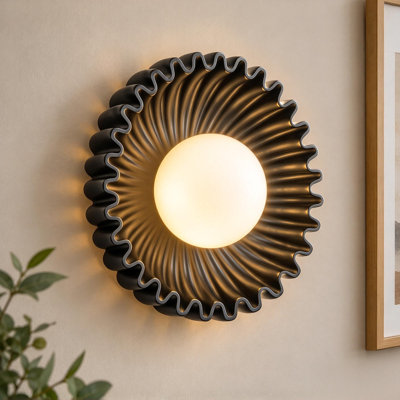 Applique murale moderne 1 lumière avec cadre en résine Soren et globe en verre opale Soren