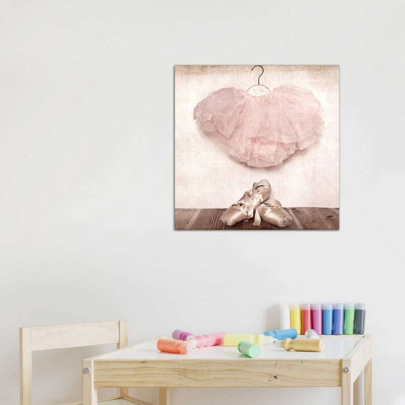 Ballet pantoufles et tutu par Saint and Sailor Studios - reproduction de photo, Toile tendue, H 26 po x l 26 po x P 1,5 po