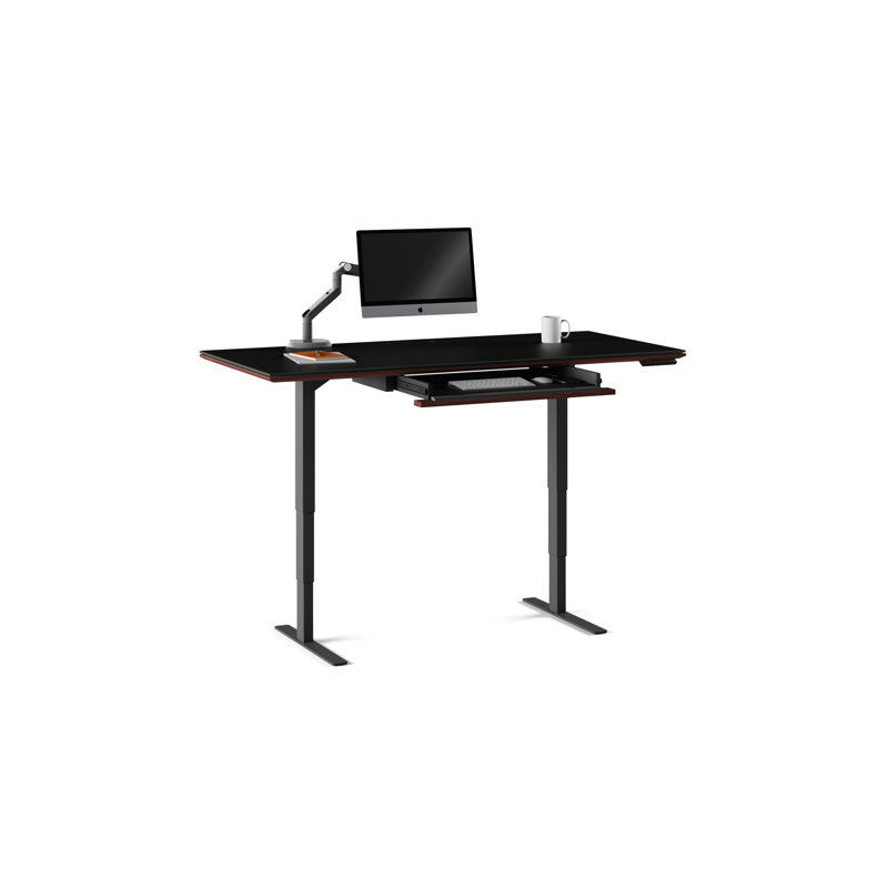 Bureau debout à hauteur ajustable Sequel 20, Noyer teint de couleur chocolat, H 24 po x l 66 po x P 30 po
