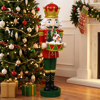 Soldat Casse-Noisette traditionnel de 1,13 m de haut tenant un paysage miniature de Noël illuminé