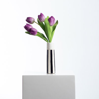 Véritable touche de tulipe dans un vase