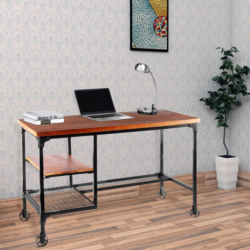 Bureau en bois et métal de style industriel avec deux tablettes inférieures, brun et noir