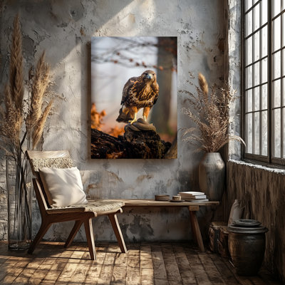 Toile, un majestueux faucon perché sur une souche d'arbre noueux mettant en vedette ses motifs de plumes complexes dans de riches bruns et ors, art mural sur toile